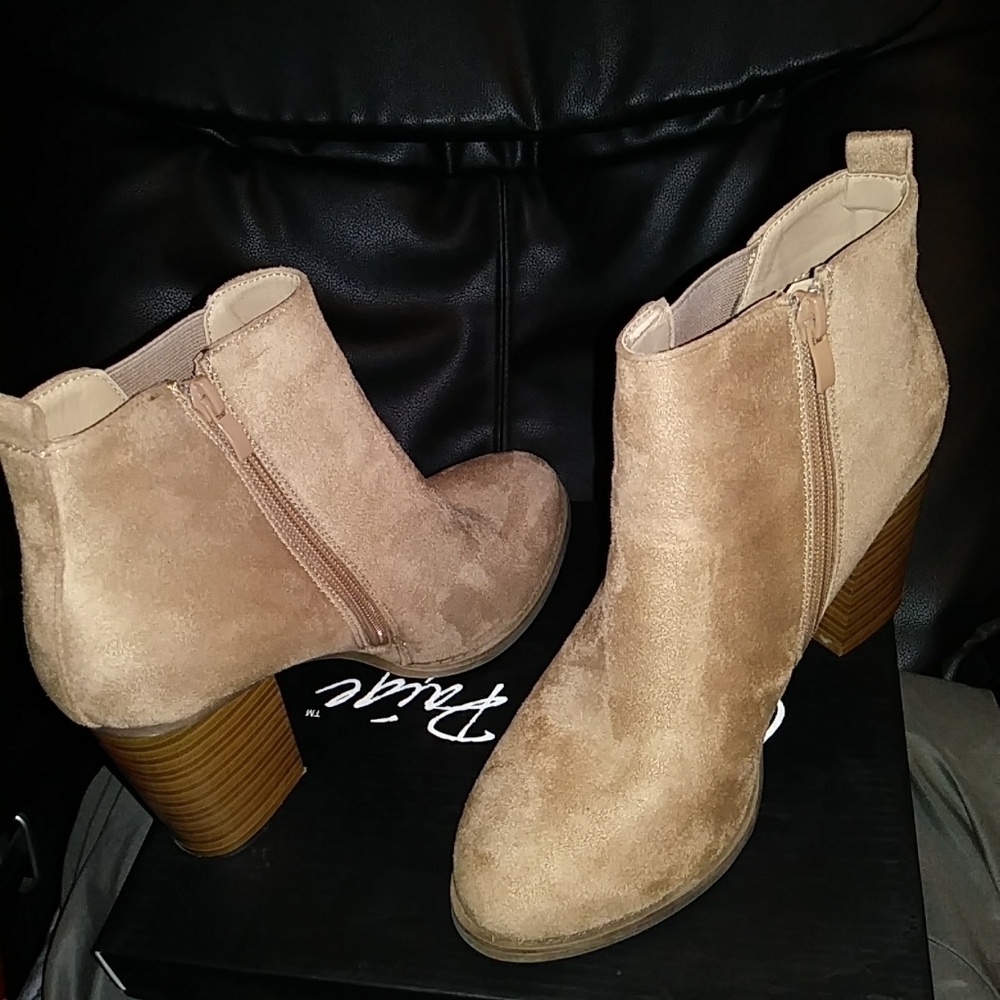 NIB Charlie paige suede ankle boot. Size 8 tan